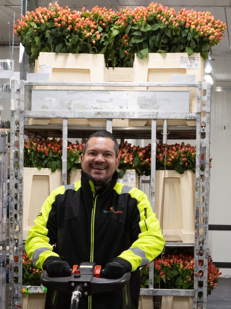 Medewerker van Rotoflowers in het magazijn met zomerbloemen